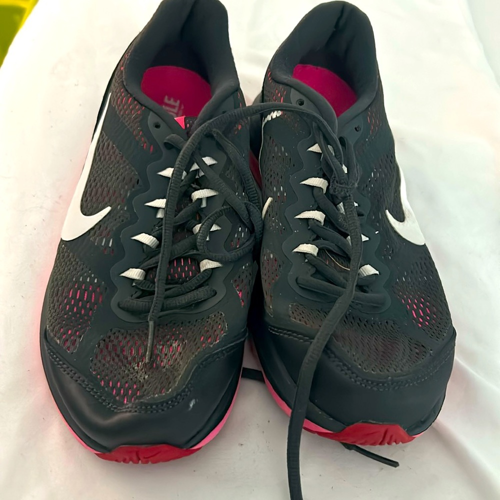 Women’s dual fusion Nike shoes